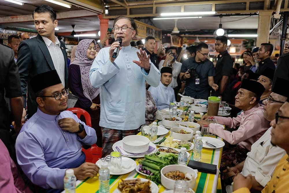 Anwar menyampaikan ucapan ketika makan tengah hari bersama rakyat setempat di Gerai Makan Sri Ayu, Taman Sri Gombak pada Jumaat.