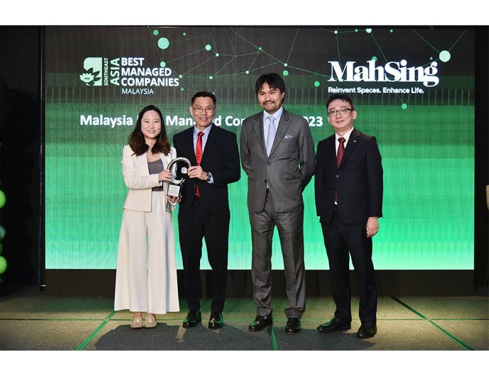 Pengarah Strategi dan Operasi Mah Sing Group Berhad, Rachel Leong (kiri) menerima anugerah Syarikat Pengurusan Terbaik Malaysia 2023 daripada Ketua Pegawai Eksekutif Deloitte Malaysia, Yee Wing Ping (dua kiri). Turut kelihatan, Pengerusi Taliwork, Tunku Ali Redhauddin (dua kanan) dan Ketua Deloitte SEA Best Managed Companies, Michael Tsia (kanan).