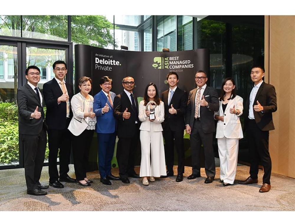 Warga kerja Mah Sing bergambar dengan anugerah yang dimenangi syarikat.