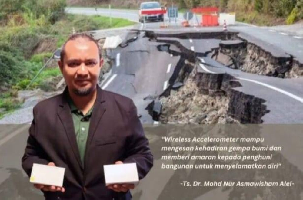Mohd Nur Asmawisham menunjukkan alat pengesan gempa bumi dinamakan 'Wireless Accelerometer’ yang dihasilkan Fakulti Kejuruteraan Awam UTM.