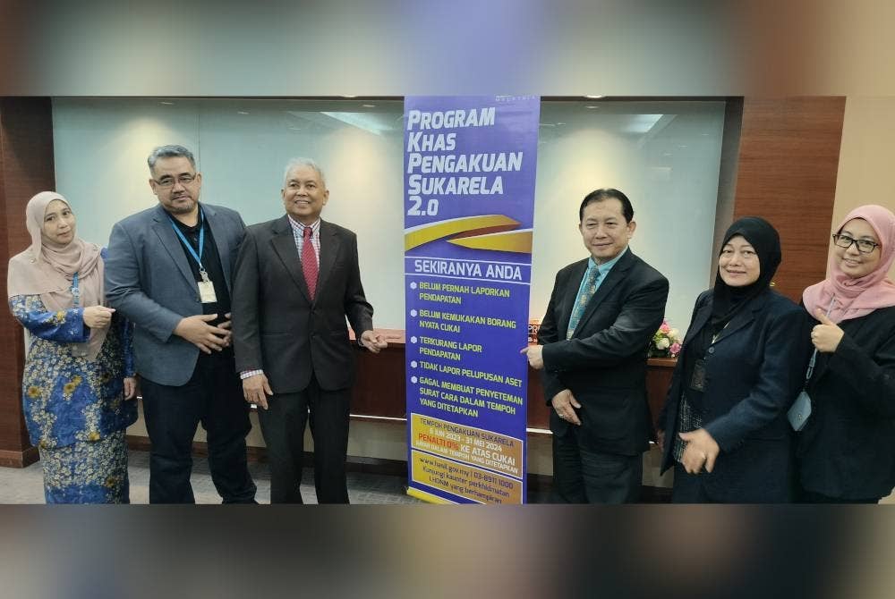 Suhaili (tiga dari kiri) bersama pegawainya yang hadir pada sidang akhbar promosi PKPS 2.0 di pejabat LHDN Pahang di sini pada Jumaat.