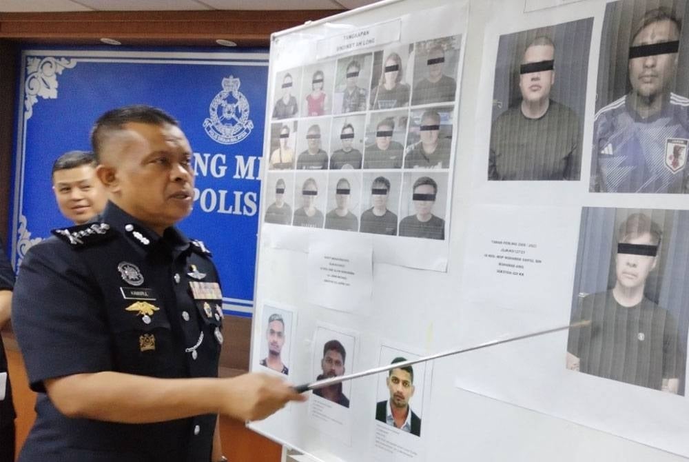 Kamarul Zaman menunjukkan tiga daripada empat kaki scam warga Singapura pada sidang akhbar berkenaan pada Khamis.