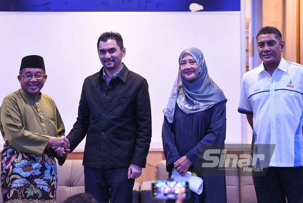 Dari kiri, Pengarah Urusan Andalusia, Ibrahim Mat Sin; Khairul Firdaus; Ida Riswana dan wakil Amal dari Malaysia Airlines, Mohd Fadzle Sonsudin - FOTO SINAR HARIAN/MOHD RAFIQ REDZUAN HAMZAH