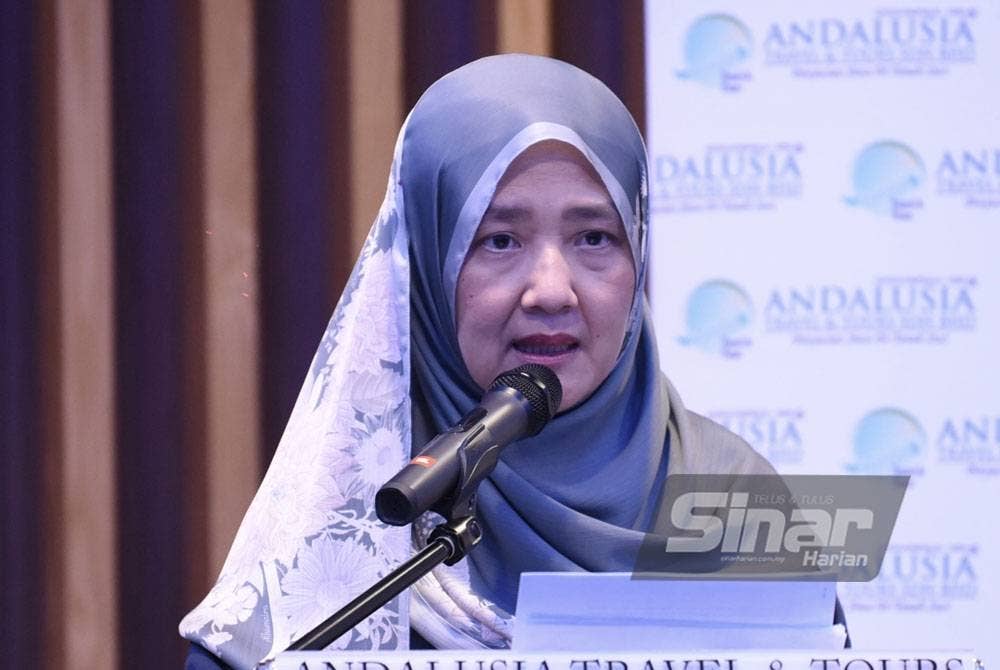 Ida Riswana semasa ucapan perasmian pada Majlis Pelancaran Pakej Umrah Rahmah CSR Andalusia. - FOTO SINAR HARIAN/MOHD RAFIQ REDZUAN HAMZAH