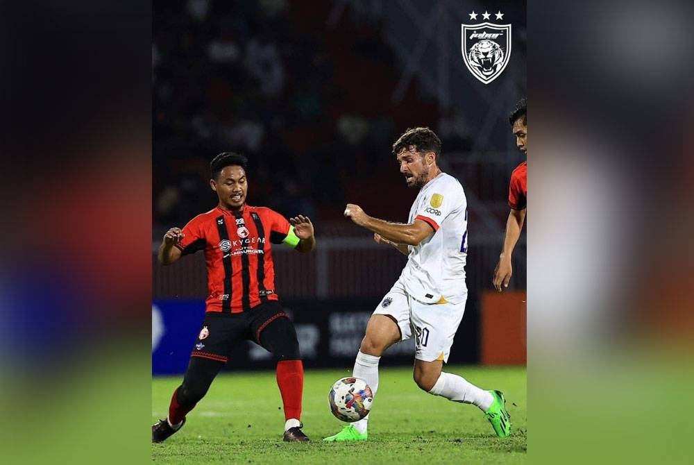 Juan Gallego (kanan) cuba melepasi kawalan Kelantan FC pada perlawanan Liga Super di Stadium Sultan Muhammad IV, Kota Bharu pada Jumaat.