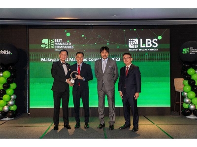 Pengarah Urusan & Ketua Pegawai Eksekutif LBS, Datuk Wira Joey Lim Hock Guan, (kiri) menerima Anugerah ‘Deloitte Syarikat Pengurusan Terbaik Malaysia 2023’ daripada Ketua Pegawai Eksekutif Deloitte Malaysia, Yee Wing Peng (dua dari kiri) disaksikan oleh Ketua Program Pengurusan Syarikat Terbaik SEA, Michael Tsia (kanan) dan Pengerusi Taliworks Corporation Berhad, YAM Tunku Ali Redhauddin (dua dari kanan). 