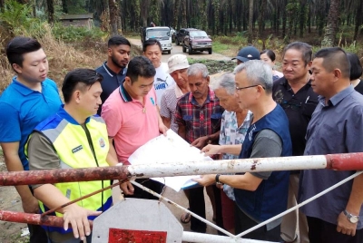 Keng Heng bersama sebahagian pekebun membincangkan permasalahan berkenaan.