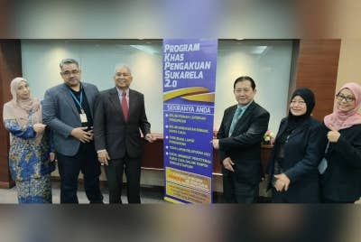 Suhaili (tiga dari kiri) bersama pegawainya yang hadir pada sidang akhbar promosi PKPS 2.0 di pejabat LHDN Pahang di sini pada Jumaat.