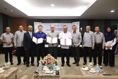 Nor Azam (empat dari kiri) bersama Mohd Nazri (lima dari kiri) dan Azlan (lima dari kanan) menunjukkan MoU yang ditandatangani.