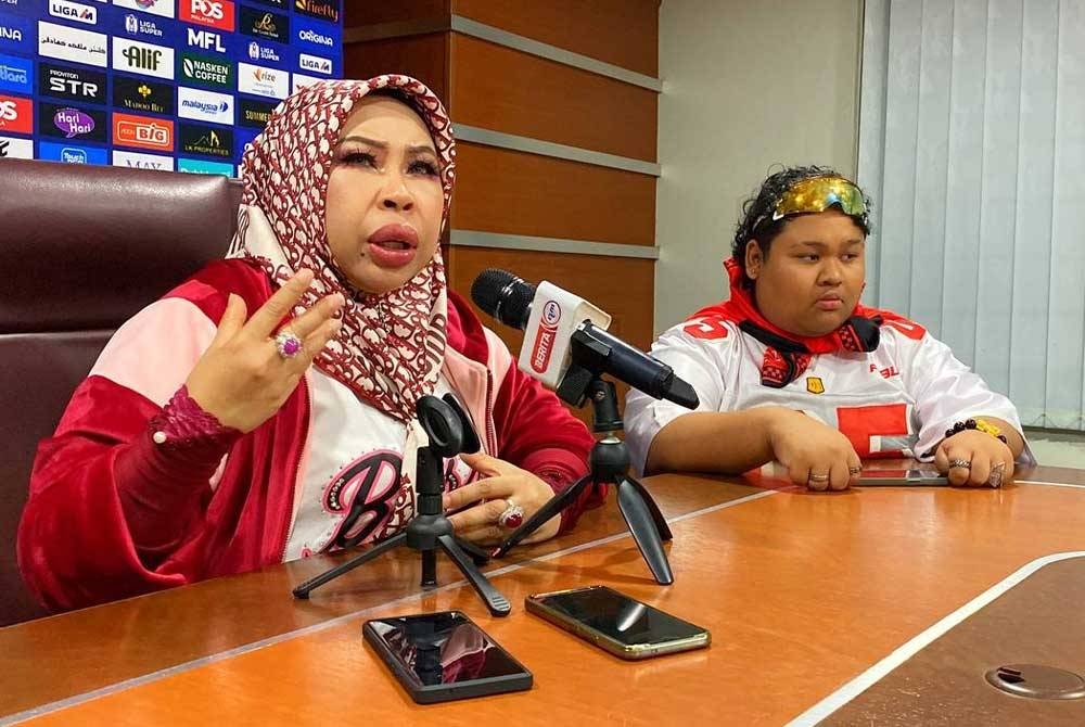 Vida bersama anak perempuannya, Cik B semasa sidang akhbar selepas perlawanan TRW menentang JDT di Stadium Sultan Muhammad IV, Kota Bharu.