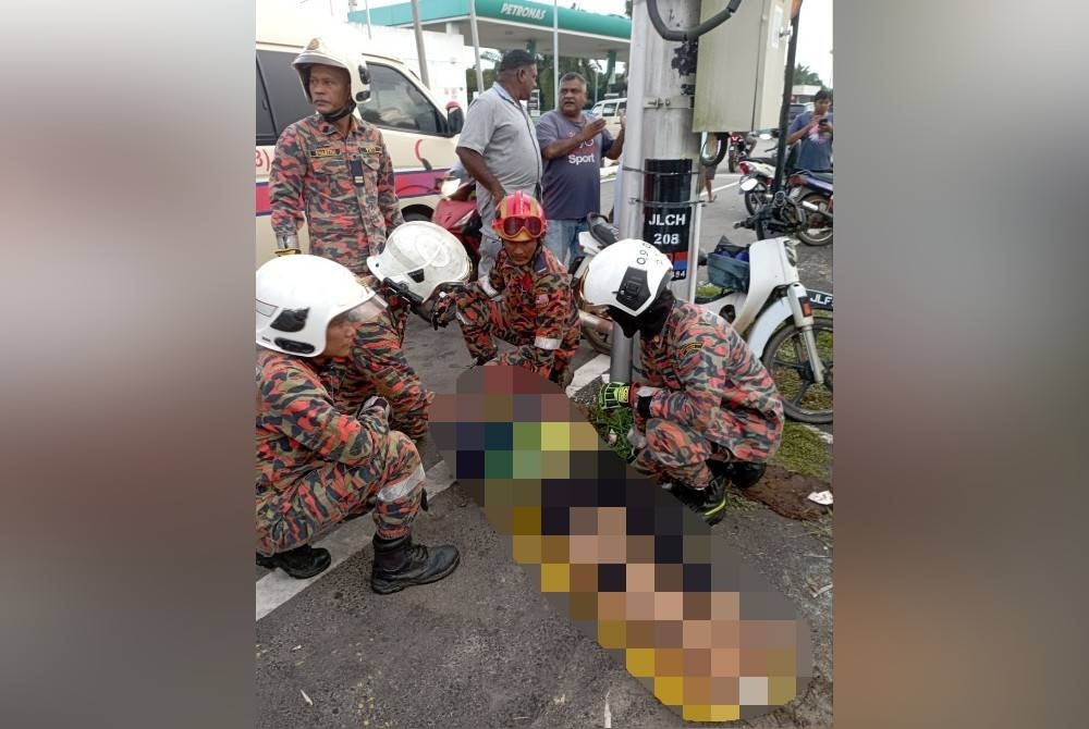 Anggota bomba membantu seorang mangsa yang terlibat dalam kemalangan treler dan bas di Jalan Sidek, Kampung Jawa, Chaah, Segamat pada Sabtu
