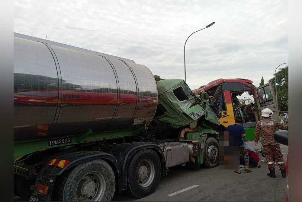 Anggota bomba bertindak menyelamatkan mangsa dan memberikan rawatan awal.