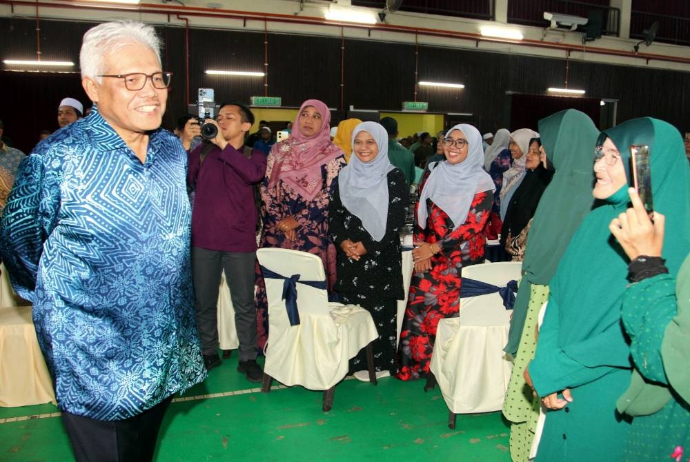 Hamzah menyantuni pimpinan PN sempena majlis Makan Malam bersama Ahli Parlimen Larut di Dewan Permai Majlis Daerah Selama pada Jumaat.