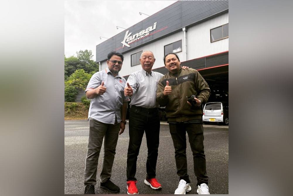 Pekin (kiri) bersama pemilik Kansai Service (tengah) dan Haris (Pengarah Urusan D One Motorsports).