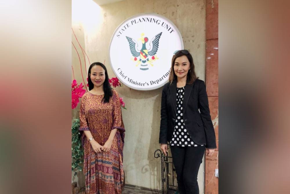 Wendy (kiri) bersama Nancie.