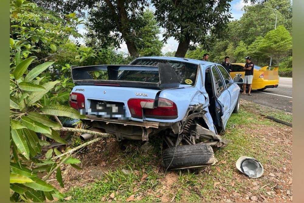 Keadaan kereta Proton Wira dalam kejadian kemalangan melibatkan tiga kenderaan di Kilometer 83 Jalan Kota Tinggi-Kluang, Kluang pada Sabtu.