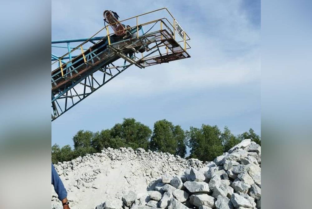 Mangsa dipercayai terjatuh ke dalam saluran lubang di kuari tersebut dengan kedalaman enam meter ketika menjalankan kerja-kerja pemindahan batu kerikil.