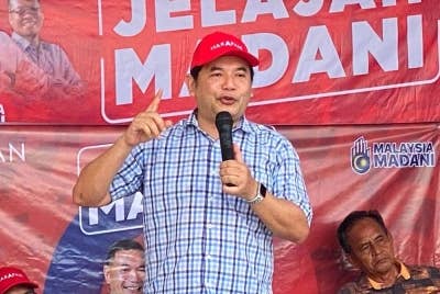 Rafizi semasa menyampaikan ceramah pada Jelajah Madani di DUN Limbongan, Pasir Puteh pada Sabtu.
