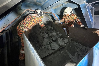 Anggota bomba sedang menjalankan kerja mengeluarkan mangsa yang tertimbus dalam kejadian di kuari berhampiran Bandar Saujana Putra pada Sabtu.