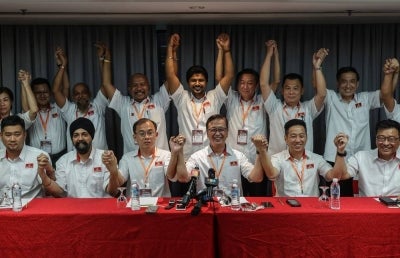 Dominic Lau (duduk, tengah) bergambar bersama kepimpinan tertinggi Parti Gerakan yang baharu selepas sidang akhbar pada Pemilihan Nasional Parti Gerakan di Menara PGRM Cheras pada Sabtu. - Foto: Bernama