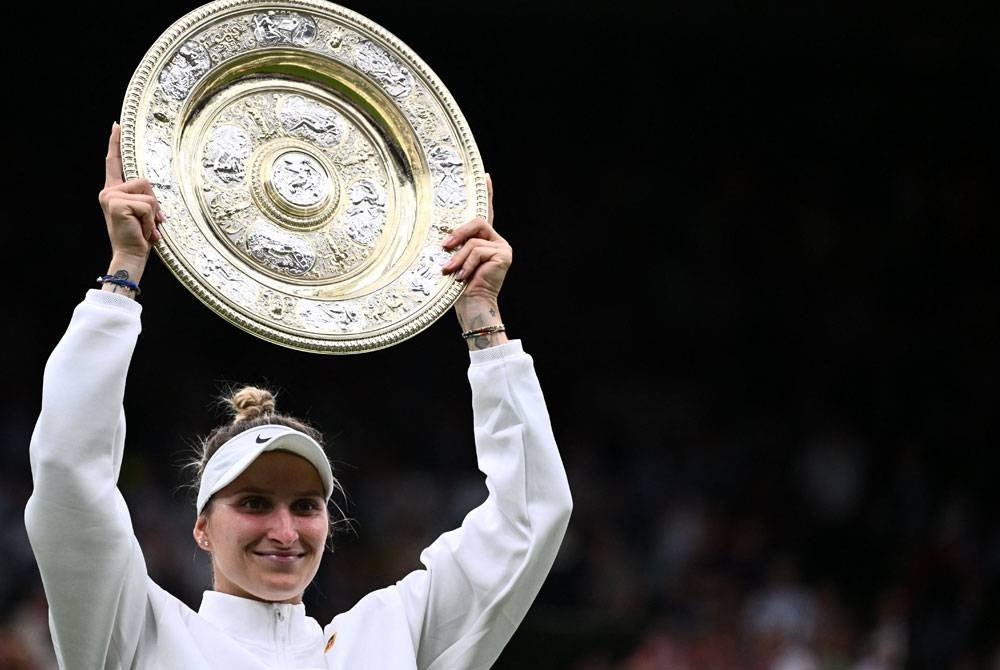 Vondrousova menjulang trofi Venus Rosewater Dish selepas menewaskan Jabeur dalam perlawanan akhir tenis Wimbledon di The All England Lawn Tennis Club, Wimbledon, pada Sabtu. FOTO: AFP