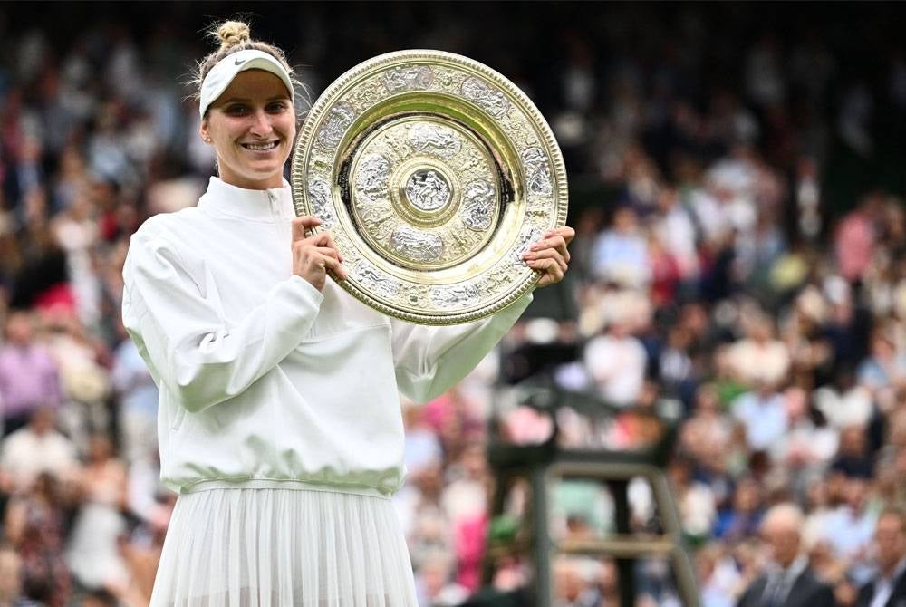 Vondrousova bersama trofi Venus Rosewater Dish selepas menewaskan Jabeur dalam perlawanan akhir tenis Wimbledon di The All England Lawn Tennis Club, Wimbledon, pada Sabtu. FOTO: AFP