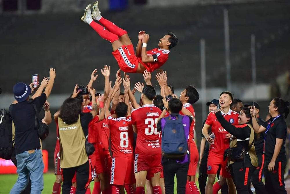 Baddrol diraikan para pemain Sabah FC. - Foto Facebook Sabah FC