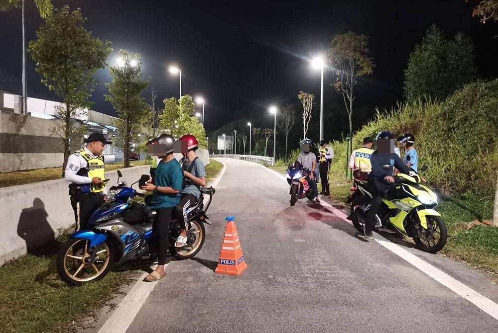 BSPT IPD Ampang Jaya melaksanakan operasi di lorong motosikal di Lebuhraya Sungai Besi-Ulu Kelang (SUKE), di sini pada Ahad.