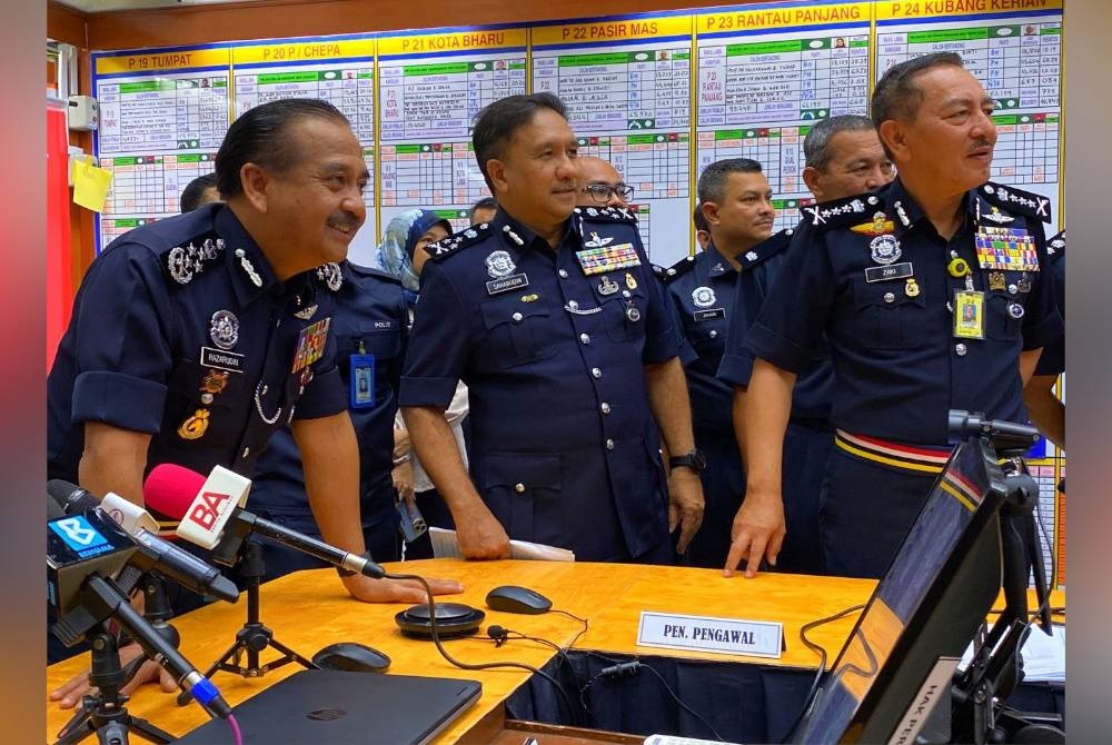 Razarudin (kiri) bersama Muhamad Zaki (kanan) semasa Taklimat PRN di IPK Kelantan di Kota Bharu pada Ahad.