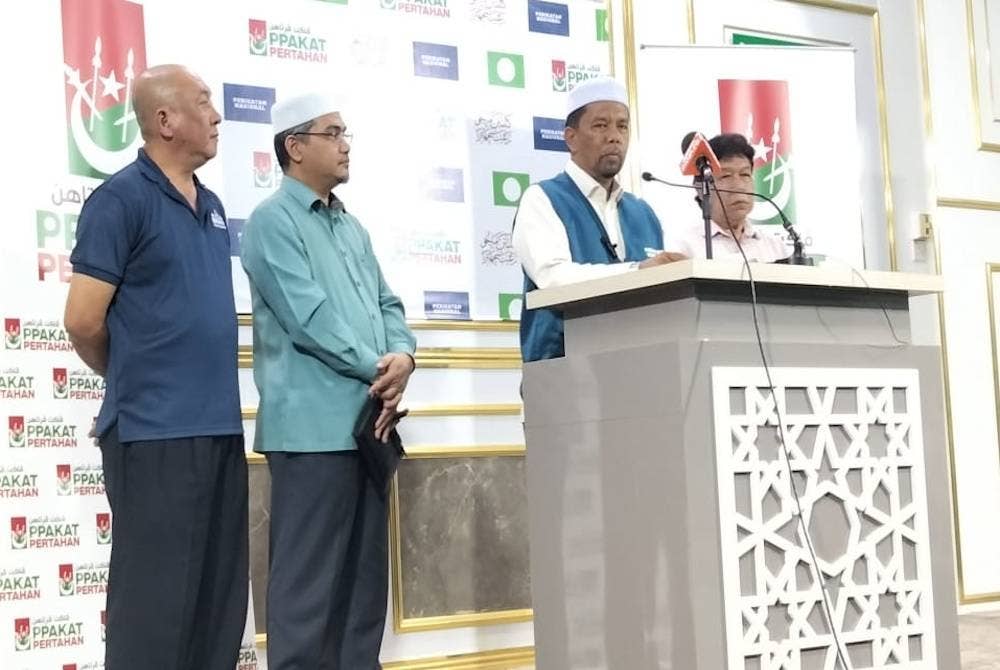 Wan Roslan (dua dari kanan) ketika sidang akhbar pada Ahad.