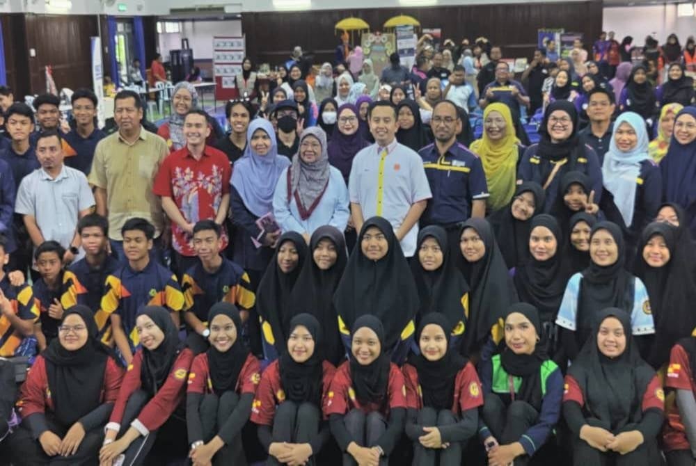 Mohd Imran (enam dari kiri) dan Roziah (lima dari kiri) bergambar bersama pemimpin tempatan dan peserta yang menyertai Program SSM di Dewan Seri Bernam pada Ahad.