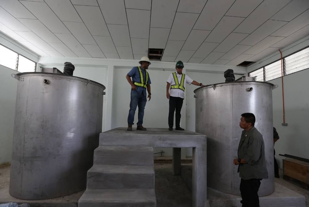 Saifuddin (tengah) ketika membuat lawatan ke tapak projek Loji Rawatan Air di Lubuk Buntar, Bandar Baharu, pada Ahad.