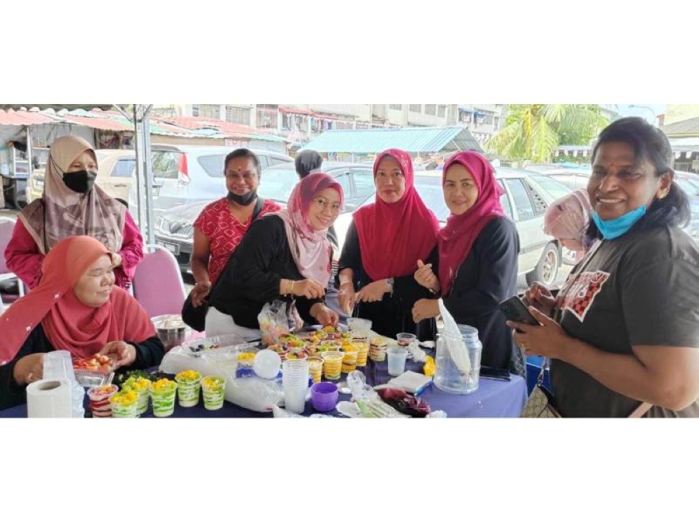 Golongan wanita mengambil peluang untuk memajukan ekonomi keluarga dengan menceburi pelbagai aktiviti dalam bidang perniagaan.