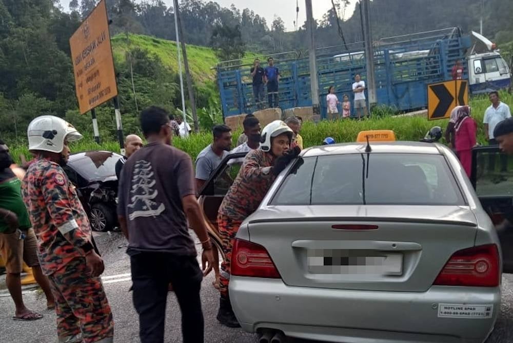 Anggota BBP Ringlet membantu keluarkan mayat mangsa dari kenderaan dinaiki selepas terbabit kemalangan libat tiga kenderaan di Jalan Ringlet, Cameron Highlands pada petang Ahad.