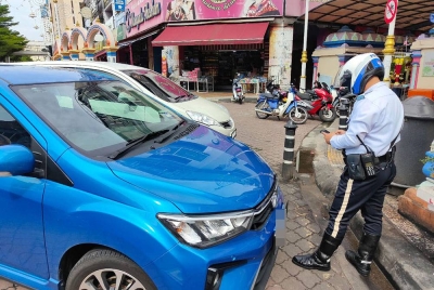 Tindakan saman dikenakan terhadap pengguna yang didapati melanggar peraturan ditetapkan menerusi Ops Hormat Undang-undang yang dijalankan di ibu kota.