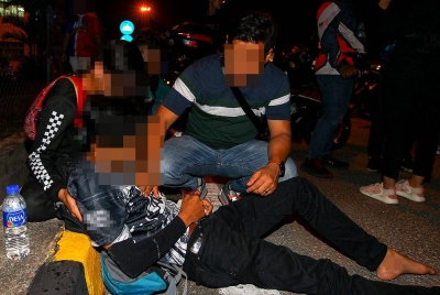 Seorang remaja lelaki terpaksa ditenangkan selepas terkena serangan panik ketika ditahan polis di Plaza Tol Seremban-Port Dickson pada Ahad.