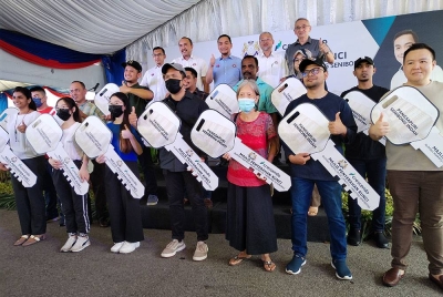 Onn Hafiz (belakang, tengah)bersama 15 penerima kunci Pangsapuri Senibong Indah, Tanjung Senibong, Masai pada Ahad.