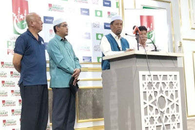 Wan Roslan (dua dari kanan) ketika sidang akhbar pada Ahad.