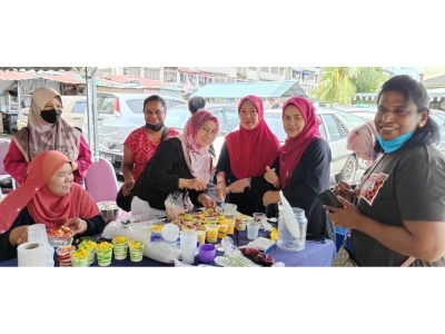 Golongan wanita mengambil peluang untuk memajukan ekonomi keluarga dengan menceburi pelbagai aktiviti dalam bidang perniagaan.