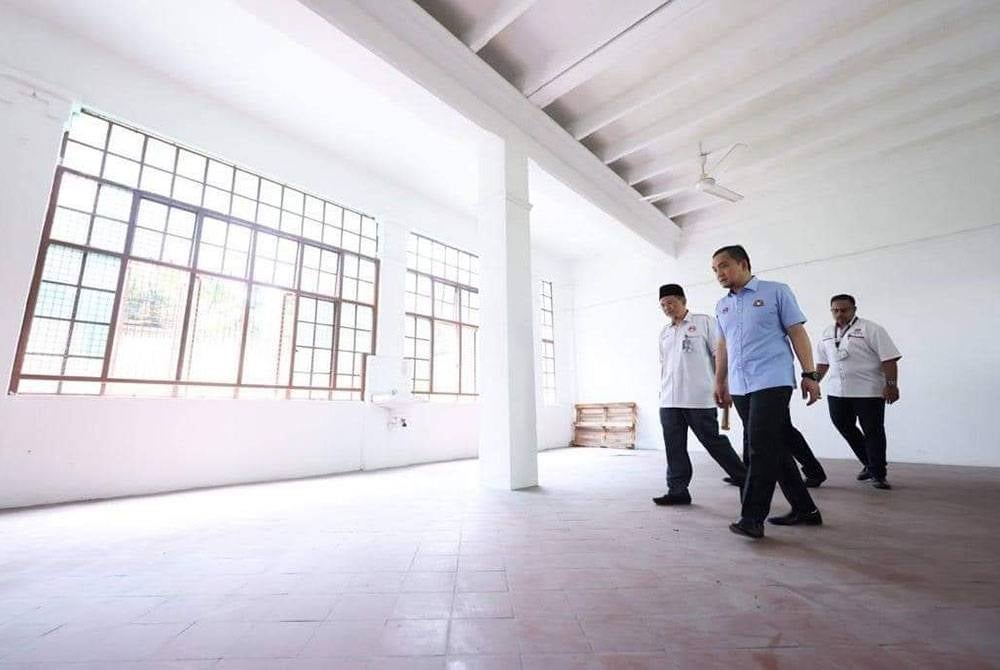 Onn Hafiz (depan) melawat bangunan terbiar lebih 20 tahun di HSA Johor Bahru. - Foto Facebook Onn Hafiz Ghazi