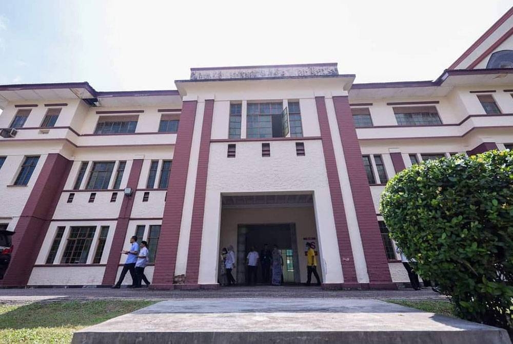 Bangunan terbiar lebih 20 tahun di HSA Johor Bahru akan kembali digunakan untuk atasi kesesakan di Poliklinik HSA. - Foto Facebook Onn Hafiz Ghazi