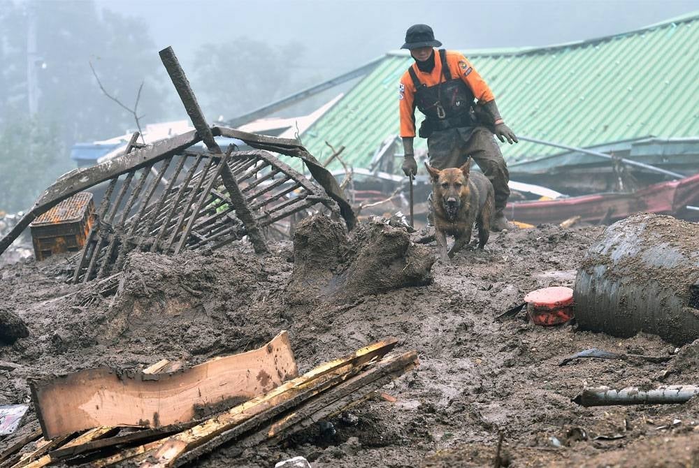 Sekurang-kurangnya 39 orang, termasuk 19 di wilayah tenggara Gyeongsang Utara dilaporkan terbunuh selepas hujan lebat melanda Korea Selatan sejak minggu lalu. - Foto Agensi