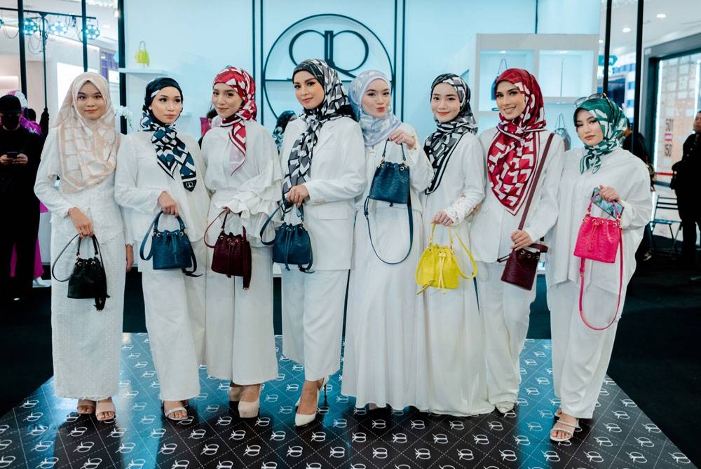 Rizman memilih untuk merayakan sambutan ulang tahun kedua jenama tudung mereka iaitu RR Mono Scarves secara berperingkat.