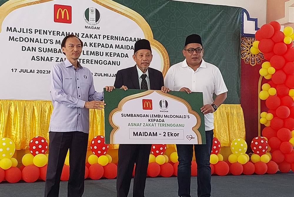 Shaikh Harun (tengah) pada Majlis Penyerahan Zakat Perniagaan dan Sumbangan Lembu oleh McDonald's Malaysia kepada asnaf zakat negeri Terengganu di Kompleks Seri Iman di Kuala Terengganu pada Isnin.