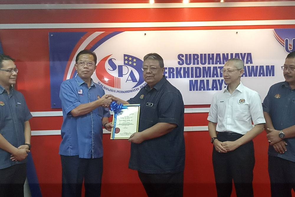 Zainal Rahim (tiga dari kanan) mengadakan melawat pusat temu duga SPA di Pusat Transformasi Bandar (UTC) Johor Bahru, pada Isnin.