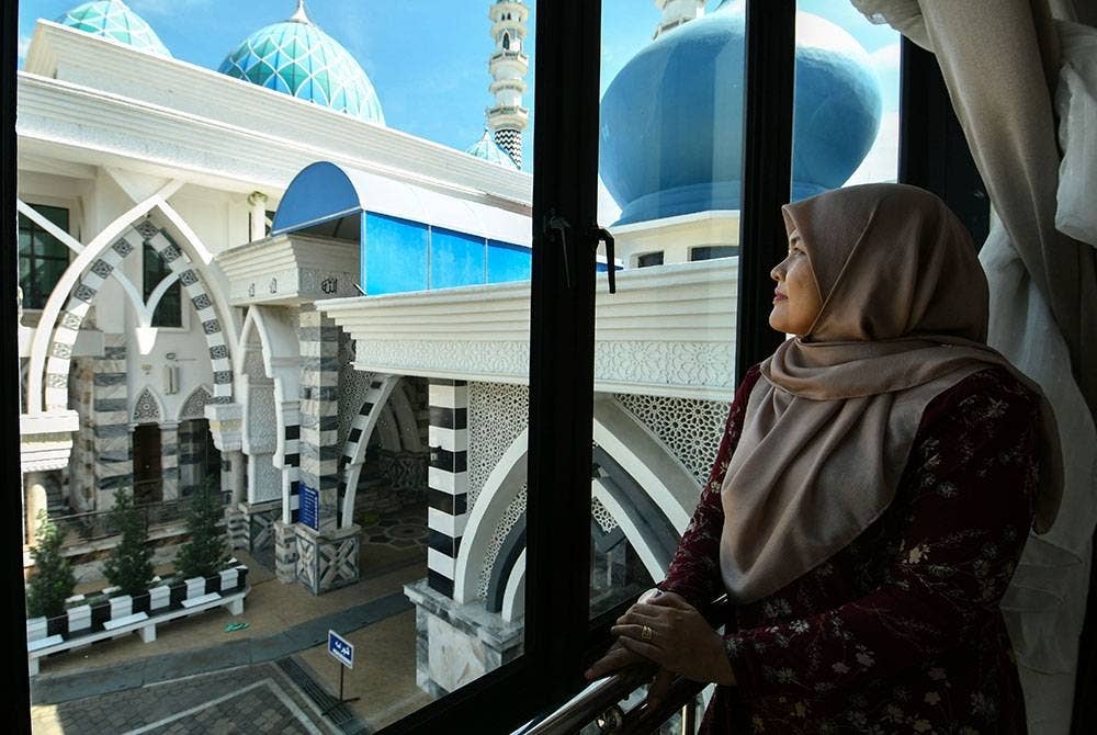 Ruang bilik rumah tamu yang mengadap Masjid Ar Rahman di Kubang Batang menjadi ruang kegemaran bagi pengunjung yang menginap di sini.