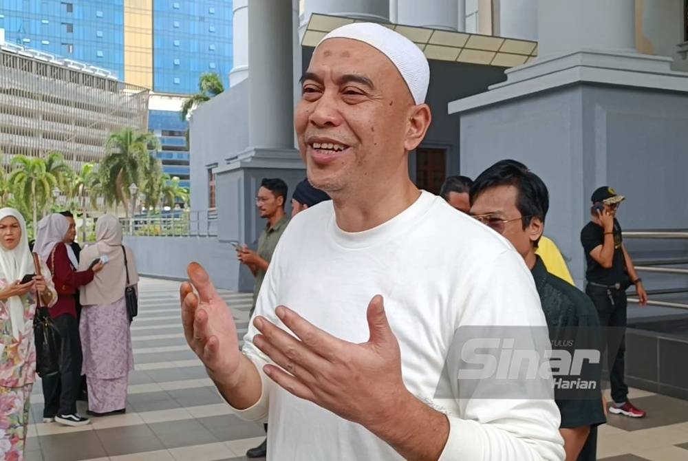 Ismahalil menadah tangan tanda bersyukur dibebaskan.