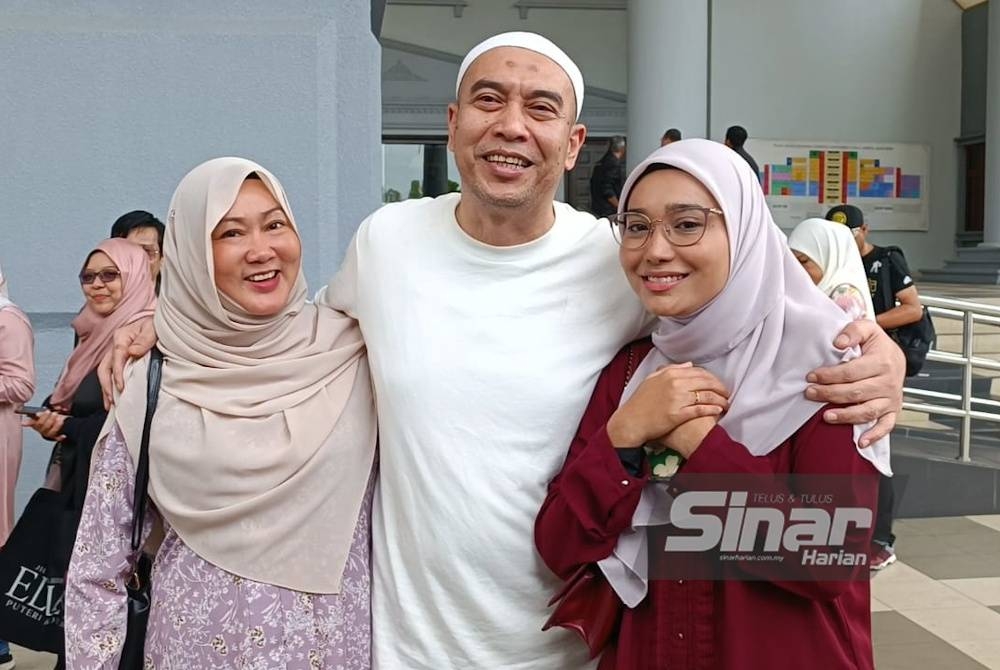 Ismahalil (tengah) memeluk isteri, Nor Haslinda Abdul Manaf (kiri) dan anaknya selepas dibebaskan kes dadah, di Mahkamah Tinggi Kuala Lumpur pada Isnin.