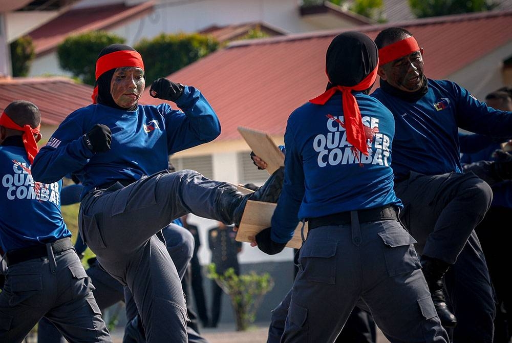 Peserta-peserta kursus wanita melakukan aksi bertenaga pada majlis Perbarisan Kawalan Kehormat sempena Hari Penguat Kuasa Kementerian Perdagangan Dalam Negeri dan Tamat Latihan Kursus Asas Sains Penguatkuasa di Kem Permata Resort hari ini.