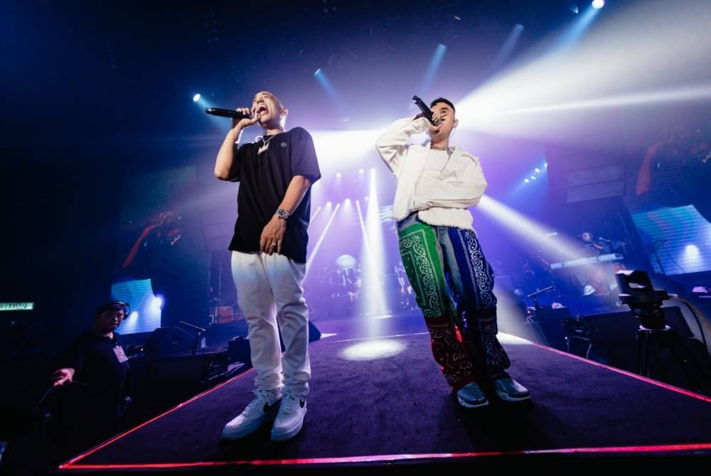 Alyph turut hadir mengiringi persembahan Joe menerusi lagu Sampai Jadi dan Sang Saka Biru.